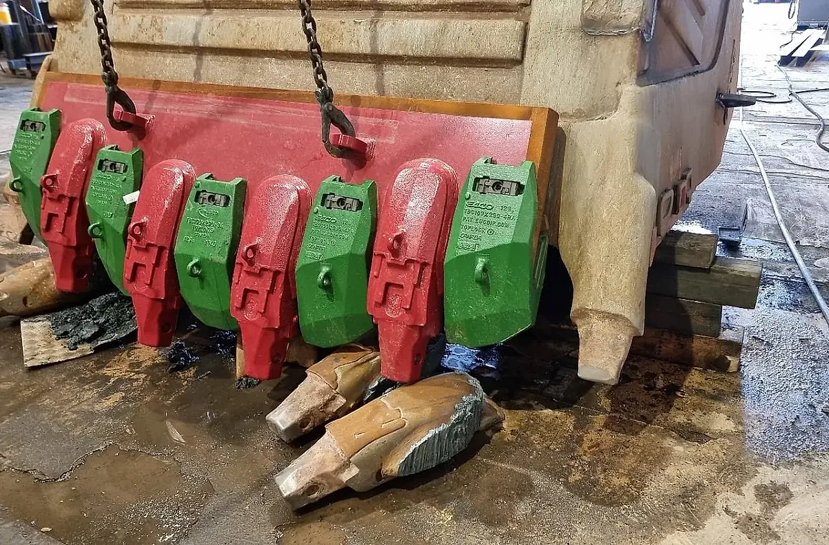 Bucket cutting edge replacement on a Komatsu PC2000